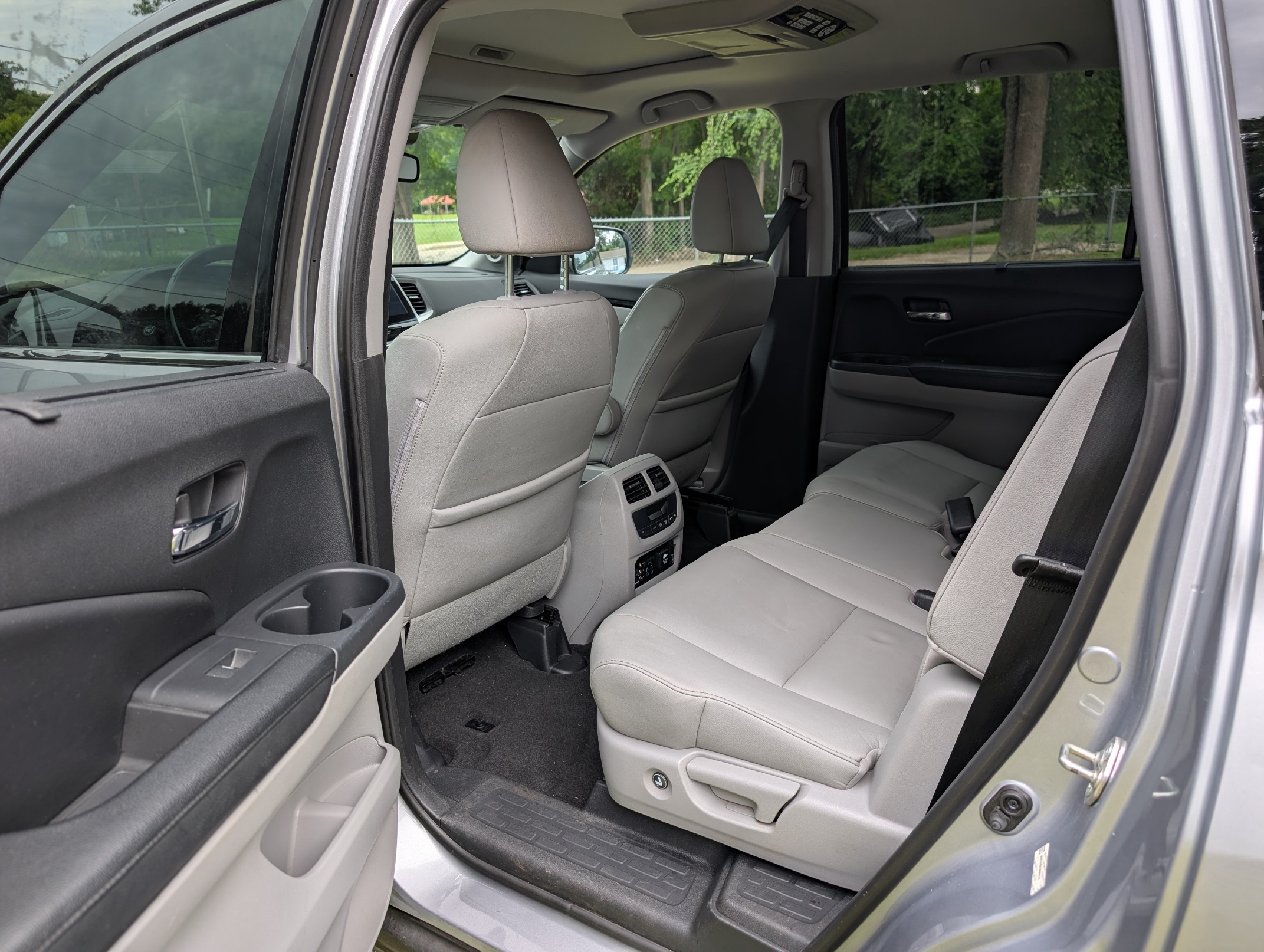 
								2016 Honda Pilot Touring AWD full									