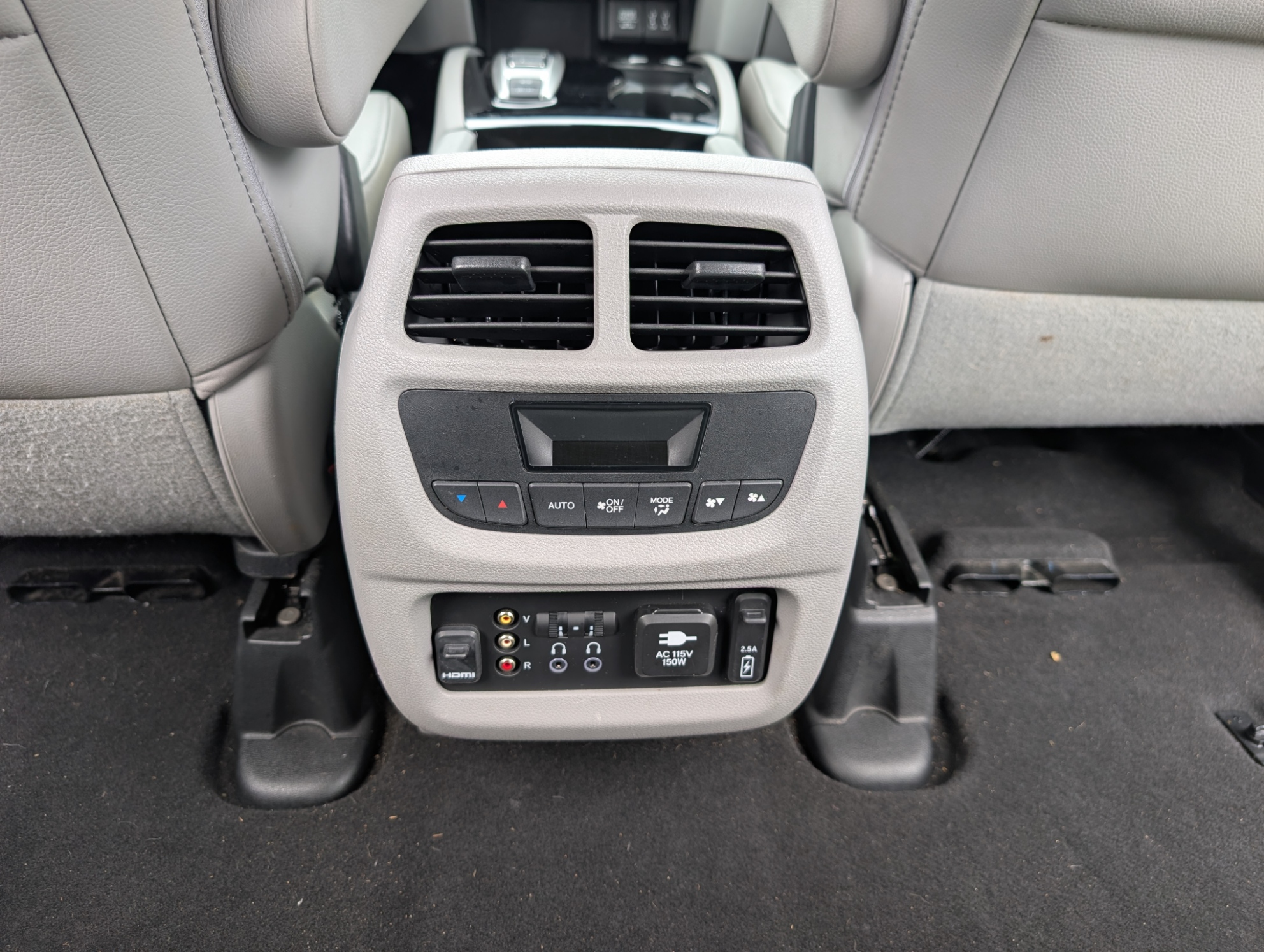 
								2016 Honda Pilot Touring AWD full									